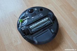 Spodní strana robotického vysavače iRobot Roomba i8 Combo
