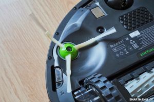 Kartáček na spodní straně vysavače iRobot Roomba i8 Combo