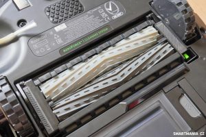 Detailní pohled na kartáč iRobot Roomba i8 Combo