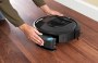 Tiskový snímek robotického vysavače iRobot Roomba i8 Combo