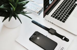 iPhone, Apple Watch a MacBook Pro na pracovním stole