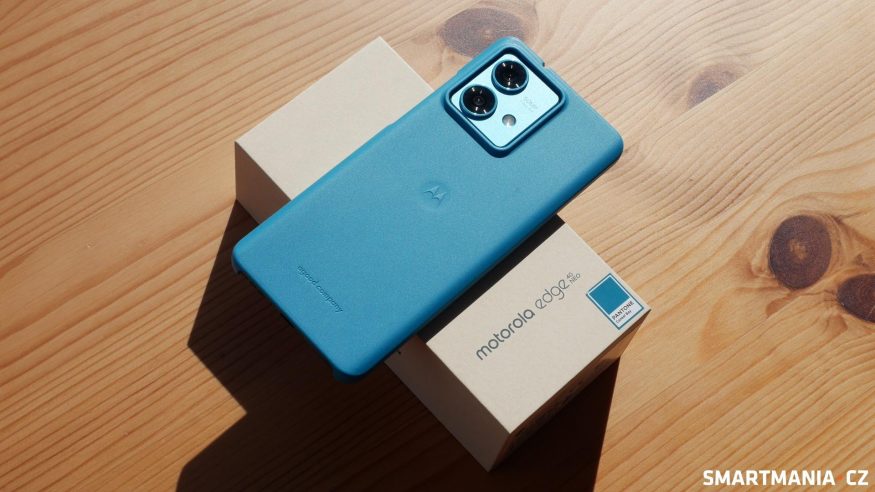 Motorola Edge 40 Neo v pouzdru a s prodejním balením