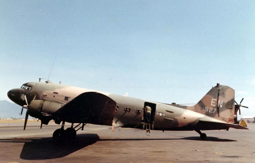 AC 47 Spooky z války ve Vietnamu byl prvním letadlem, kde se osvědčila palba do boku