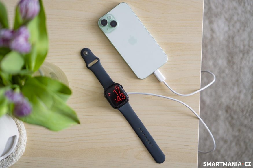 Apple Watch Series 9 se nabíjejí přímo z iPhone 15 Apple Watch Series 9 se nabíjejí přímo z iPhone 15