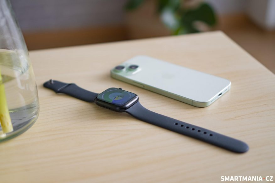 Apple Watch Series 9 pózují s iPhonem 15