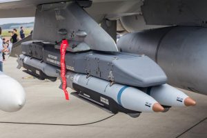 Detail na bomby SDB na křídlech letadla F-16