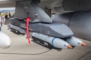Detail na bomby SDB na křídlech letadla F-16