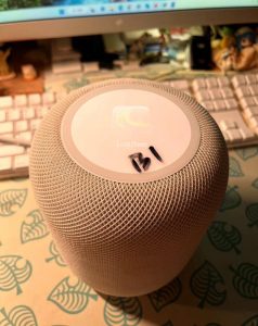 Chytrý reproduktor Apple HomePod s dotykovým displejem