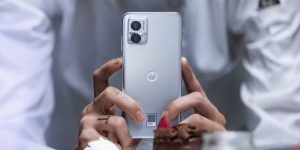 Motorola Edge 30 Neo ve stříbrné barvě na oficiálním snímku