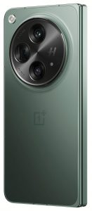 OnePlus Open v zelené barvě na tiskovém snímku