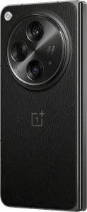 OnePlus Open v černé barvě na tiskovém snímku