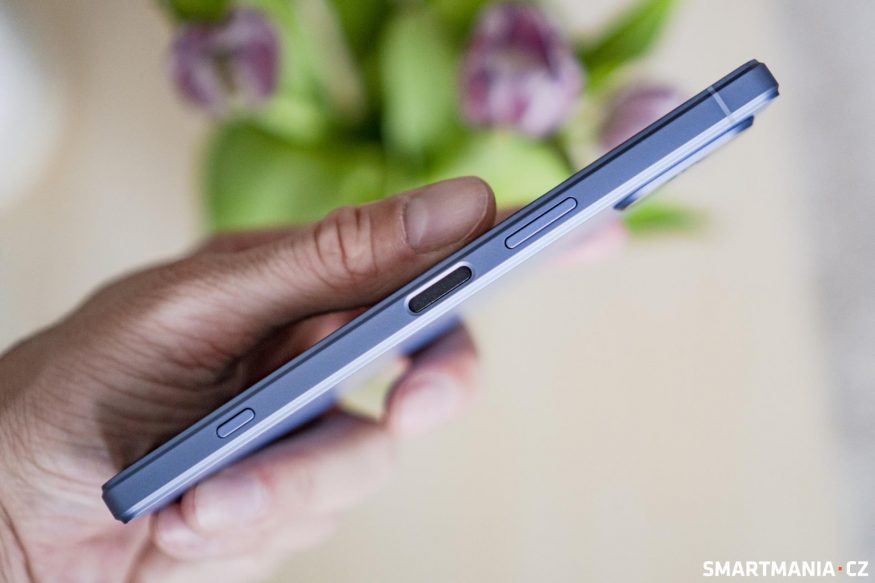 Pravý bok Sony Xperia 5 V