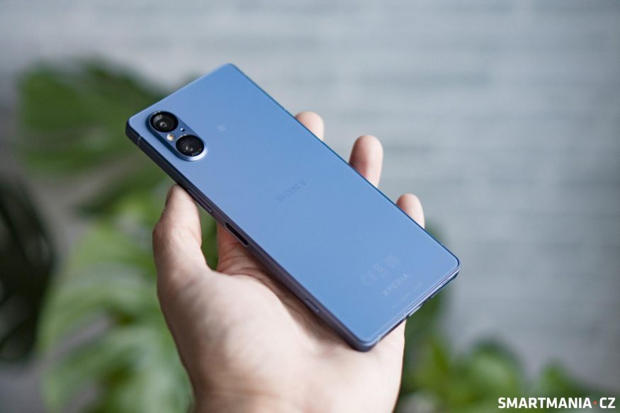 Sony Xperia 5 V v ruce redaktora