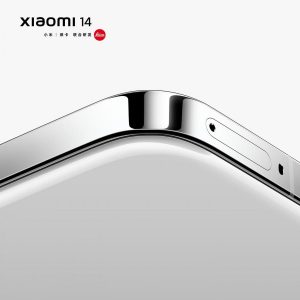 Xiaomi 14 v bílé barvě na tiskovém snímku