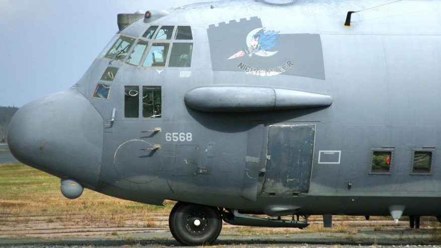 AC-130 v běžném provozu střílny pro miniguny zakrývá