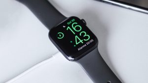 Apple Watch na nabíječce