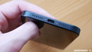Spodní strana iPhonu 15 Pro Max s USB-C