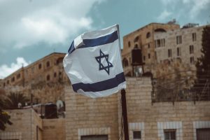 Vlajka státu Izrael vlající ve větru