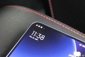 Detail na displej Xiaomi 13T Pro a selfie kameru umístěnou uprostřed