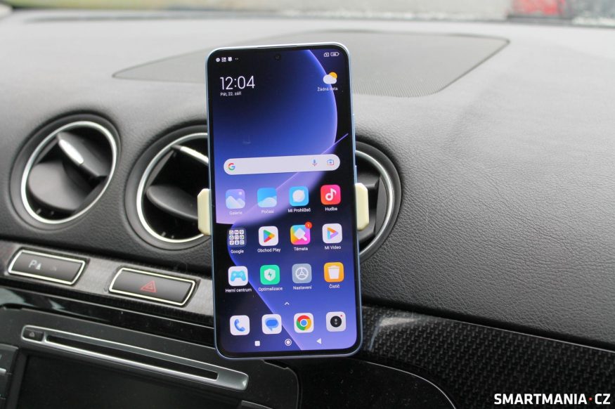 Xiaomi 13T Pro v držáku na palubní desce auta Xiaomi 13T Pro v držáku na palubní desce auta