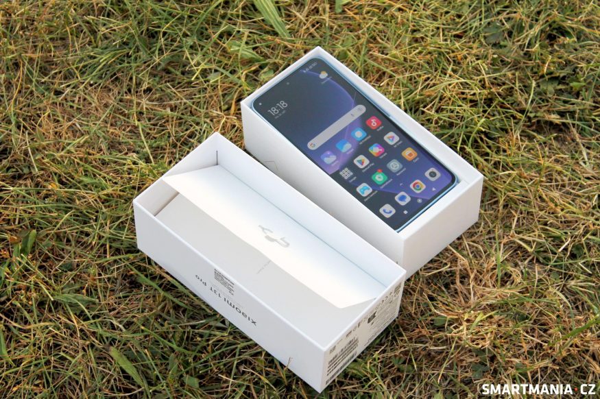 Xiaomi 13T Pro – přepravní bílá krabička se špendlíkem na SIM, průhledným krytem, nabíječkou, kabelem a samotným telefonem