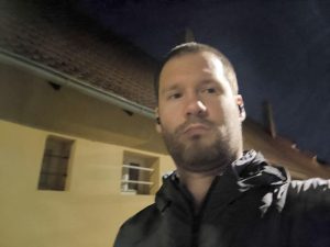 xiaomi 13t pro ukázka nočních snímků - noční selfie