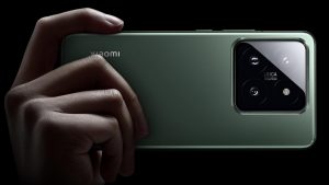 Xiaomi 14 Pro v ruce