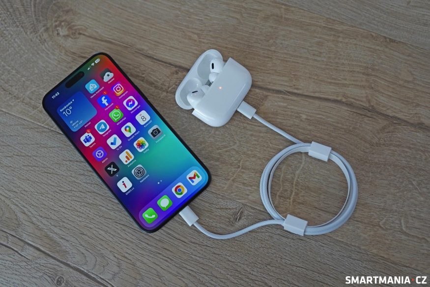 Pokud máte iPhone 15 (Pro/Max), můžete díky reverznímu dobíjení sluchátka dobíjet skrze USB-C kabel Pokud máte iPhone 15 (Pro/Max), můžete díky reverznímu dobíjení sluchátka dobíjet skrze USB-C kabel