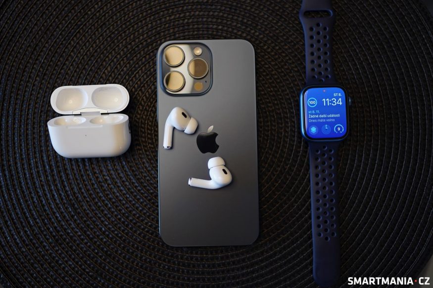 Sluchátka AirPods Pro s USB-C, iPhone 15 Pro Max a Apple Watch