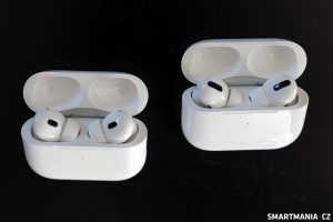 Vlevo AirPods Pro (2. generace s USB-C), vpravo 1. generace s Lightningem