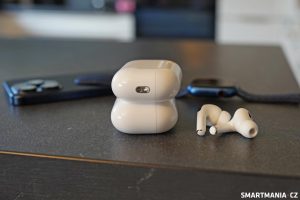 Krabička od 1. generace AirPods postrádala praktický otvor pro poutko