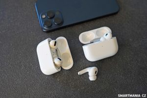 Vlevo AirPods Pro (1. generace), vpravo 2. generace s USB-C