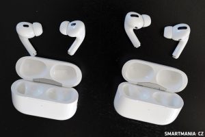 Vlevo AirPods Pro (2. generace s USB-C), vpravo 1. generace s Lightningem