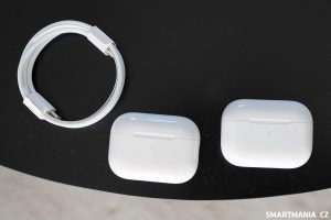 Vlevo AirPods Pro (2. generace s USB-C), vpravo 1. generace s Lightningem