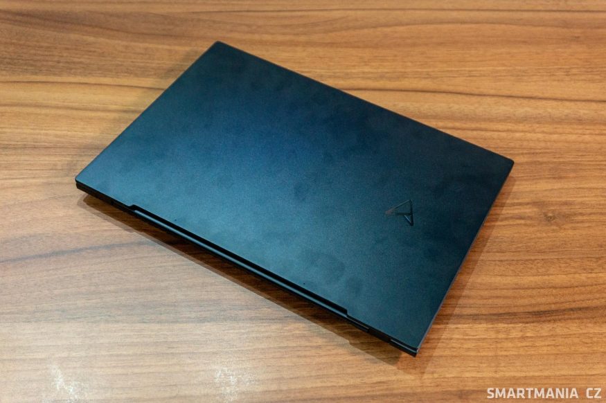Víko notebooku Asus Zenbook Pro 14 OLED plné otisků a šmouh