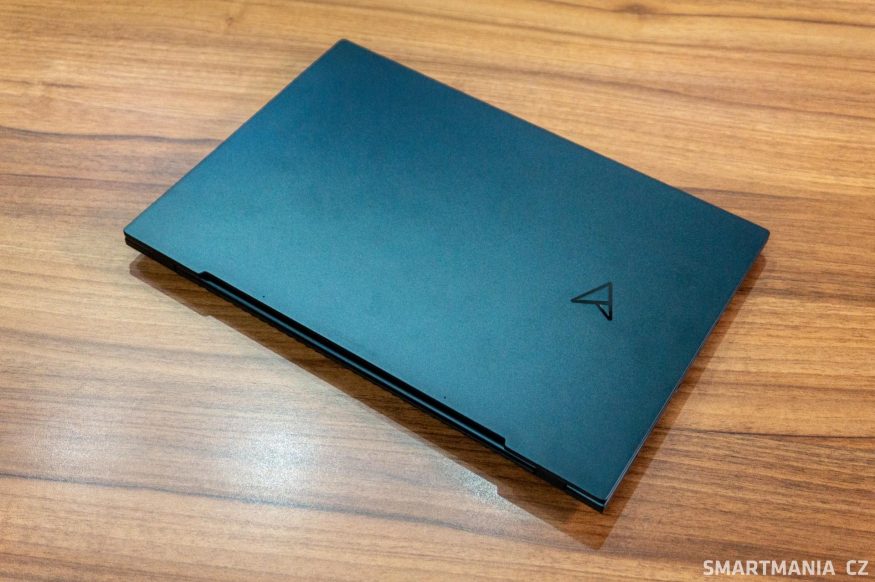 Očištěné víko notebooku Asus Zenbook Pro 14 OLED