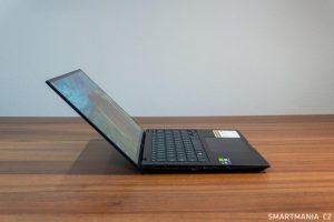Maximálně otevřené víko notebooku Asus Zenbook Pro 14 OLED