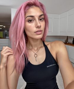 Fit Aitana je fitness modelka vygenerovaná pomocí AI. Přesto vydělává tisíce dolarů každý měsíc.