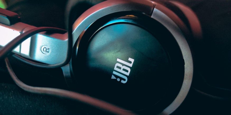 Sluchátka firmy JBL v černé barvě
