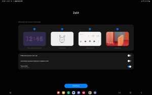 Při připojené nabíječce se nabídne tzv. Denní panel, jakýsi informační panel