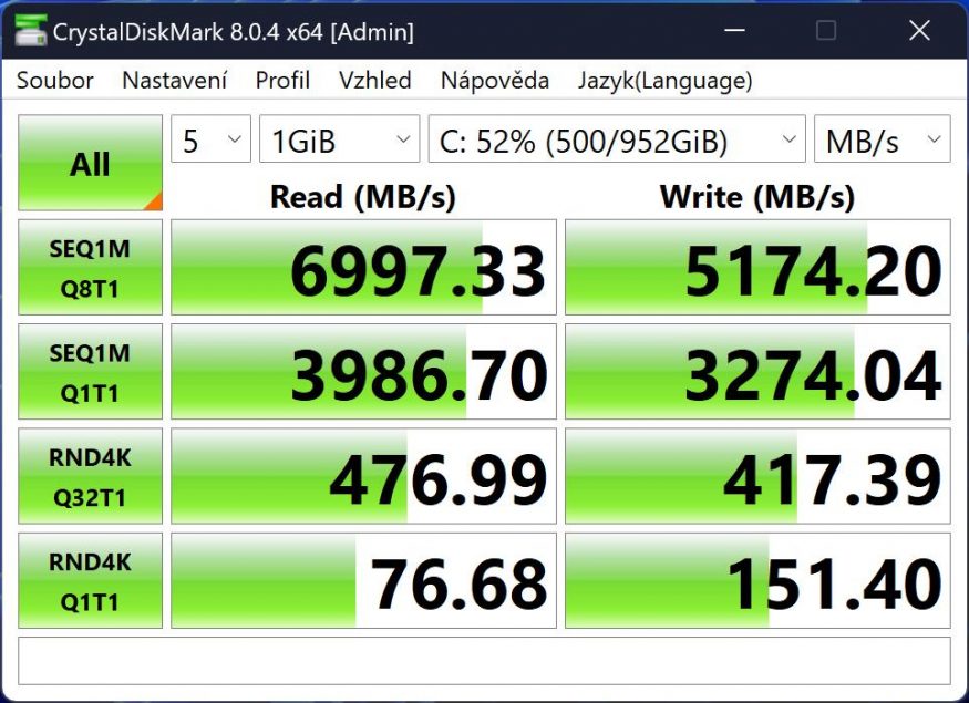 Snímek obrazovky Z benchmarku CrystalDiskMark, se kterým se měří rychlost disků