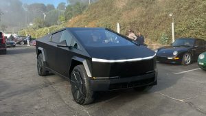 Elektrický pickup Tesla Cybertruck v černé barvě