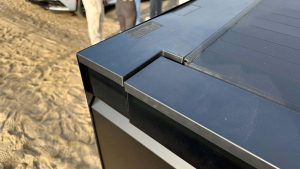 Elektrický pickup Tesla Cybertruck v černé barvě