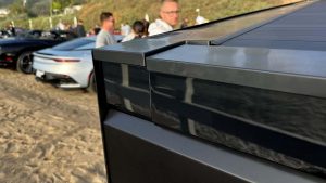 Elektrický pickup Tesla Cybertruck v černé barvě