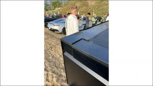 Elektrický pickup Tesla Cybertruck v černé barvě