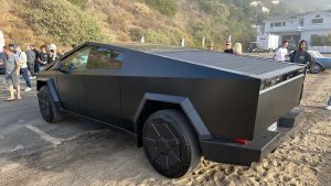 Elektrický pickup Tesla Cybertruck v černé barvě