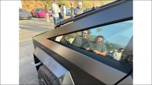 Elektrický pickup Tesla Cybertruck v černé barvě