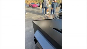 Elektrický pickup Tesla Cybertruck v černé barvě