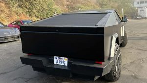 Elektrický pickup Tesla Cybertruck v černé barvě