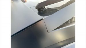 Elektrický pickup Tesla Cybertruck v černé barvě